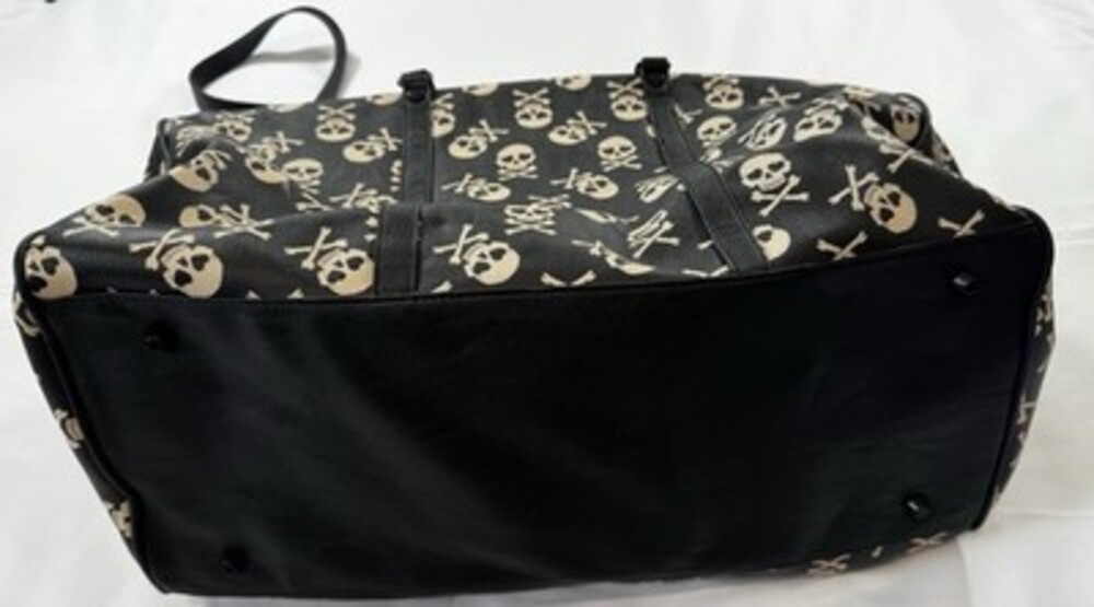 Betsy Johnson Skull & cross bones duffle bag large luggage travel crossbody - Picture 11 of 11